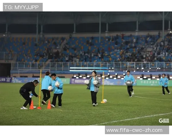 热爱足球的我们足球志愿者在赛场上的奉献与感动